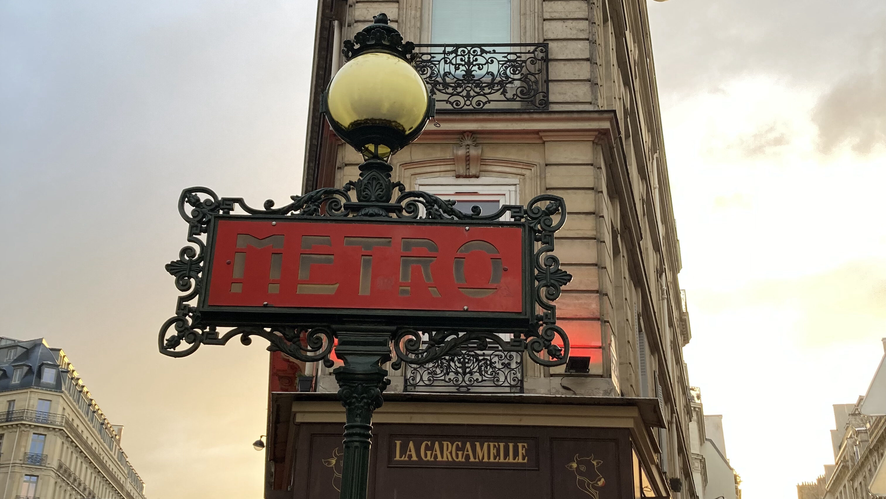 A Parisian metro sign in front of the restaurant La Gargamelle.