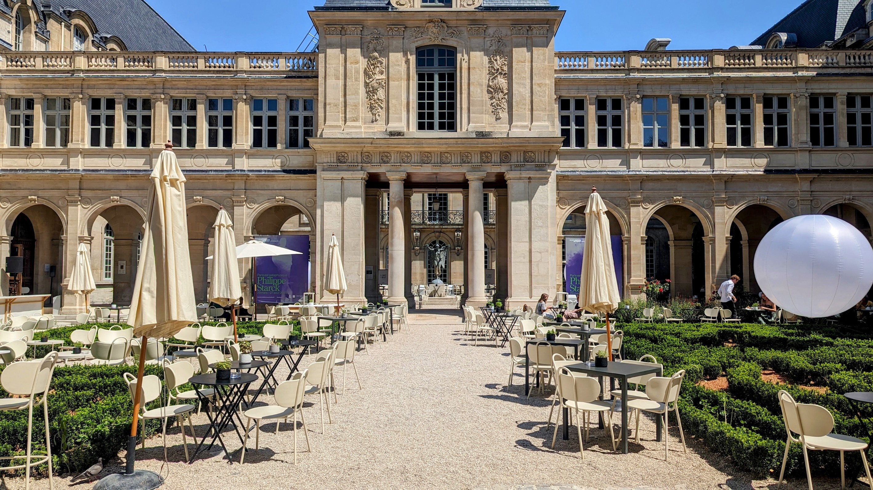 The garden of the free Carnavalet museum in Paris.