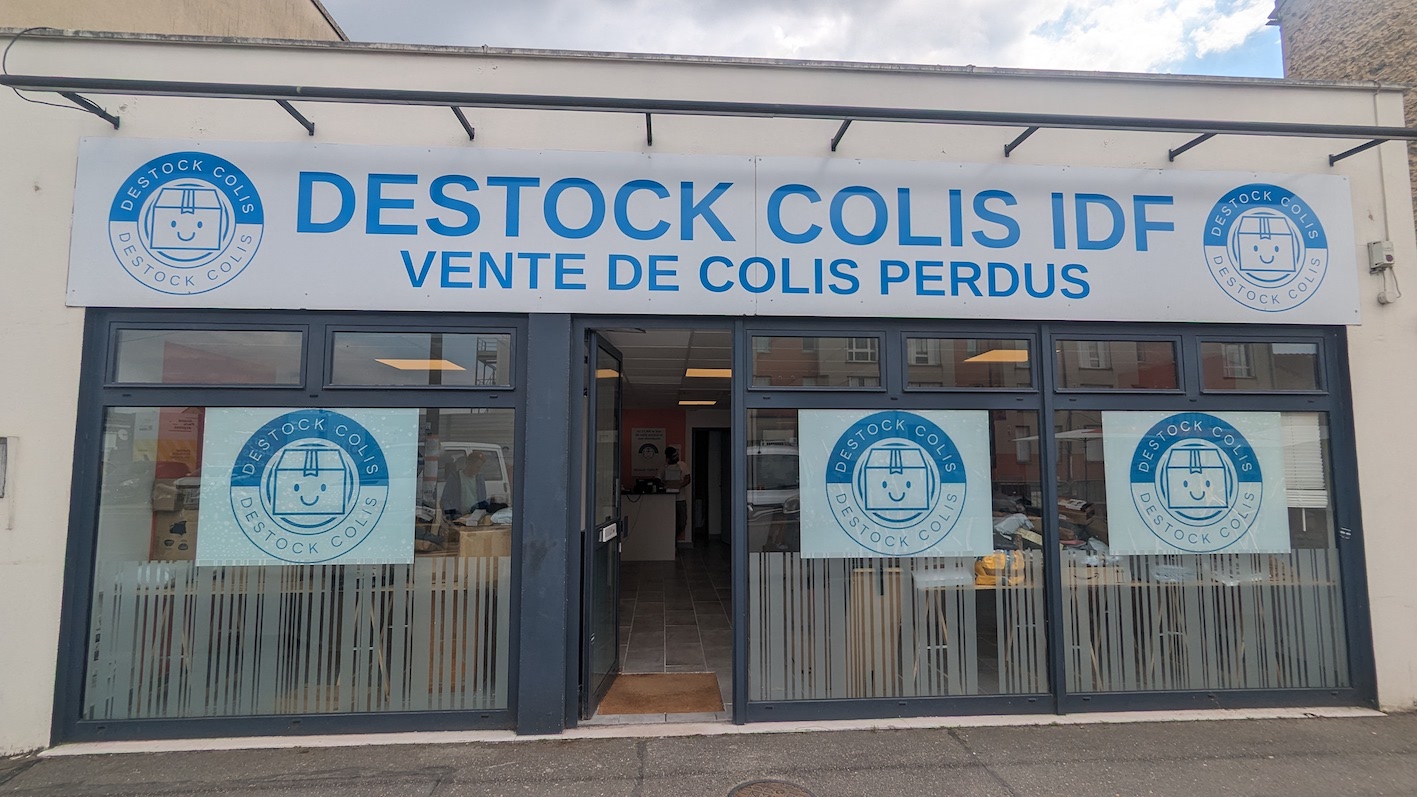 The blue and white Destock Colis store front.