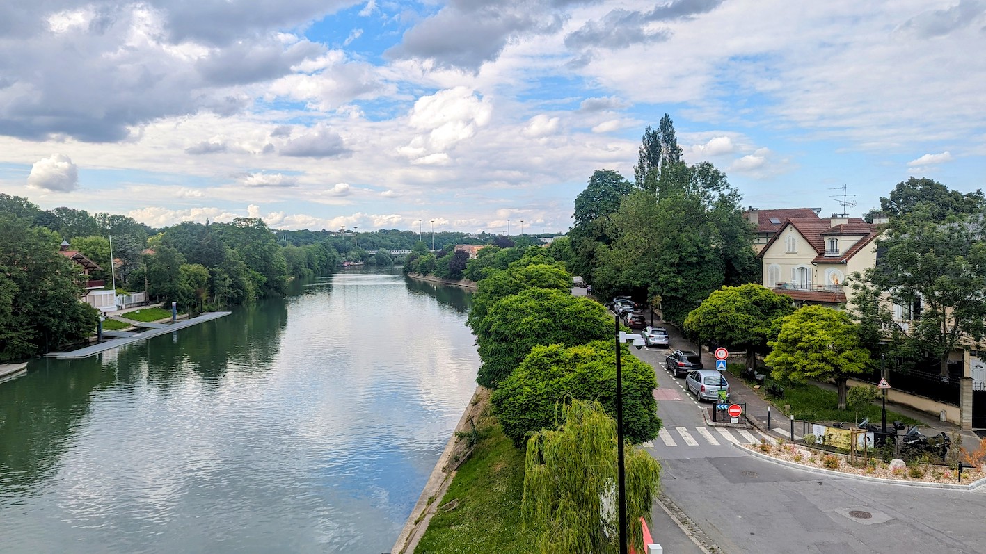 The view on the river Marne in Joinville-sur-Pont on the way to Destock Colis.