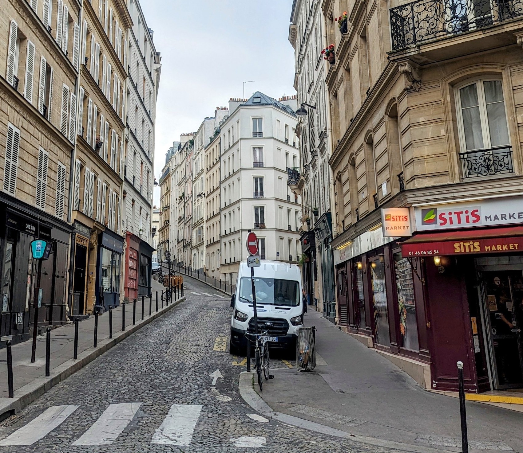 A slopy street leading up to Montmartre.